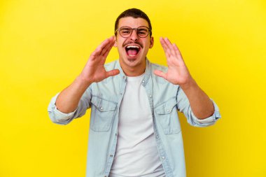Sarı arka planda izole edilmiş beyaz bir adam heyecanlı bir şekilde bağırıyor..