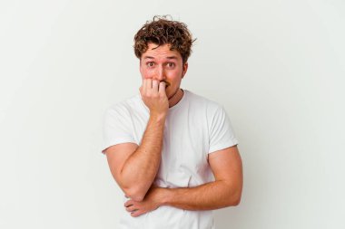 Beyaz arka planda izole edilmiş, tırnak yiyen, gergin ve endişeli genç bir beyaz adam..