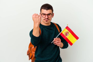 Beyaz arka planda izole edilmiş, kameraya yumruk, agresif yüz ifadesi gösteren, İngilizce öğrenen genç beyaz bir adam..