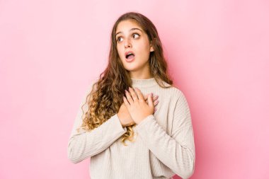 Beyaz bir kadın dost canlısı bir ifadeye sahip, avuçlarını göğsüne bastırıyor. Aşk konsepti.