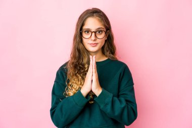 Genç, beyaz bir kadın dua ediyor, bağlılık gösteriyor, dindar biri ilahi ilhamı arıyor..