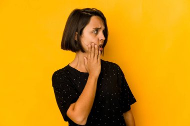 Korkak ve korkmuş genç İspanyol kadın..