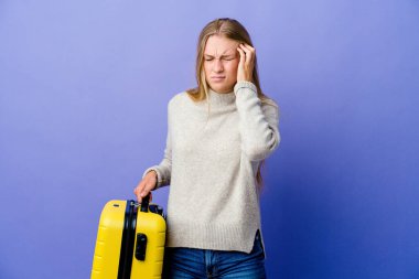 Genç Rus kadın seyahat etmek için bavul tutuyor tapınaklara dokunuyor ve başı ağrıyor..