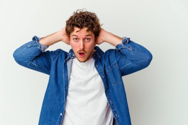 Beyaz arka planda izole olmuş genç beyaz bir adam çığlık atıyor, çok heyecanlı, tutkulu, bir şeyden memnun..