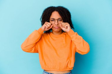 Genç Afro-Amerikan melez kadın sızlanıyor ve ağlıyor..