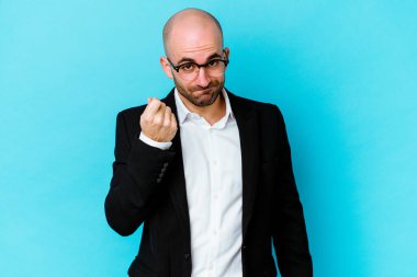 Genç beyaz tenli kel bir adam mavi arka planda izole edilmiş. Parası yokmuş..