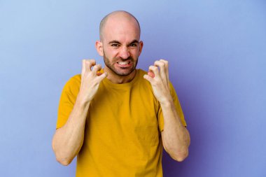 Mor arka planda izole edilmiş beyaz saçlı genç adam gergin ellerle çığlık atıyor..