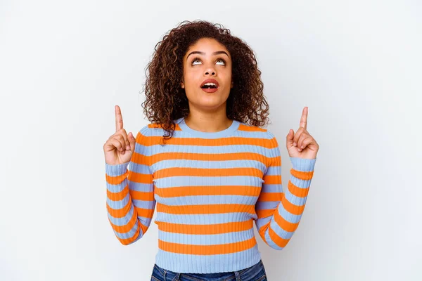 Giovane Donna Afroamericana Isolata Sfondo Bianco Rivolta Verso Alto Con — Foto Stock