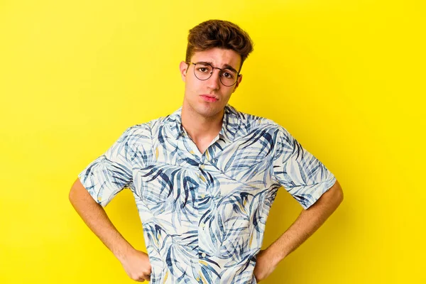 Junge Kaukasische Mann Isoliert Auf Gelbem Hintergrund Bläst Wangen Hat — Stockfoto