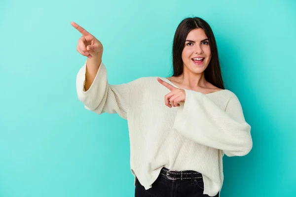 Giovane Donna Caucasica Isolato Sfondo Blu Eccitato Indicando Con Indici — Foto Stock