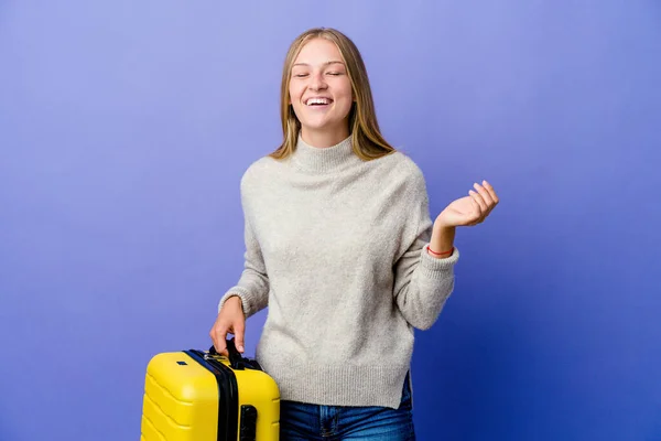 Mujer Rusa Joven Sosteniendo Maleta Para Viajar Alegre Riendo Mucho — Foto de Stock