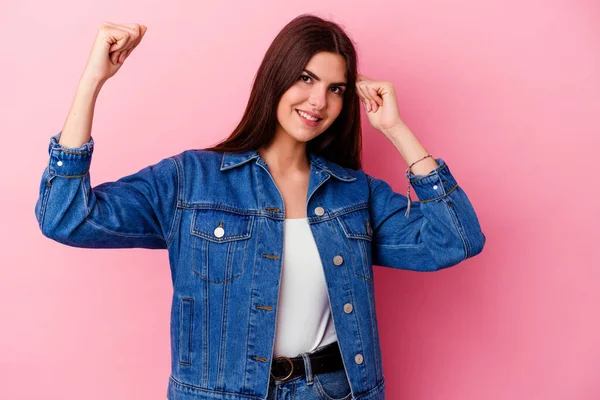 Joven Mujer Caucásica Aislada Sobre Fondo Rosa Bailando Divirtiéndose — Foto de Stock