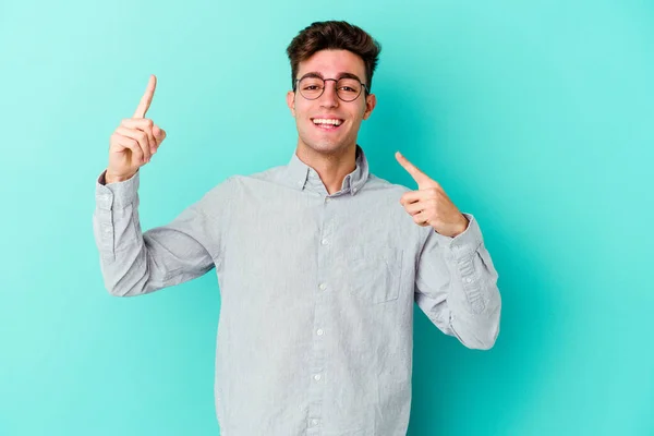 Joven Caucásico Aislado Sobre Fondo Azul Bailando Divirtiéndose —  Fotos de Stock