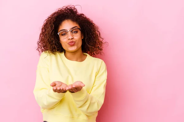 Jeune Femme Afro Américaine Isolée Sur Fond Rose Pliant Les — Photo