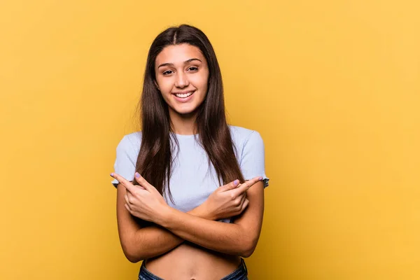 Jovem Indiana Isolada Fundo Amarelo Sorrindo Alegremente Apontando Com Dedo — Fotografia de Stock