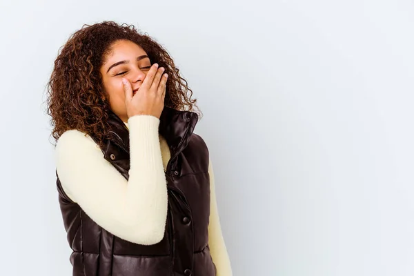 Junge Afrikanisch Amerikanische Frau Isoliert Auf Weißem Hintergrund Lacht Glücklich — Stockfoto