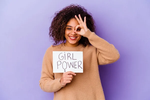 年轻的非洲裔美国女人拿着一个紫色背景的女孩权力标语牌 兴奋得目瞪口呆 — 图库照片