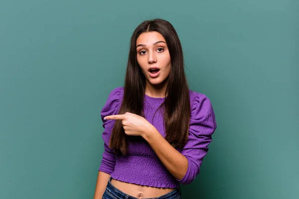 Young Indian Woman Isolated Blue Background Smiling Pointing Aside Showing — Stock Photo, Image