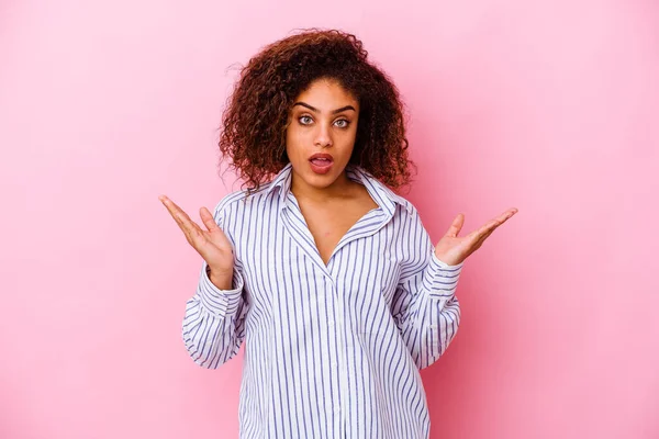 Giovane Donna Afro Americana Isolata Sfondo Rosa Sorpresa Scioccata — Foto Stock