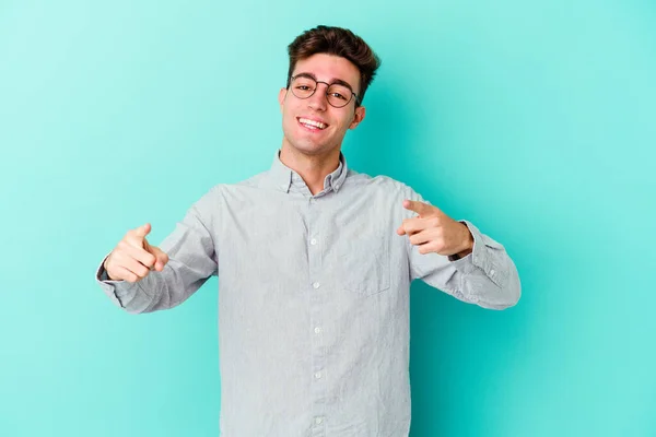 Joven Hombre Caucásico Aislado Sobre Fondo Azul Sonrisas Alegres Apuntando —  Fotos de Stock