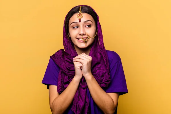 Giovane Donna Indiana Indossa Tradizionale Sari Vestiti Isolati Sfondo Giallo — Foto Stock