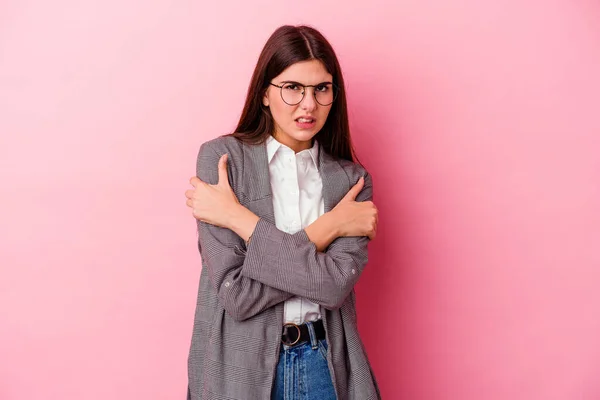 Ung Kaukasisk Affärskvinna Isolerad Rosa Bakgrund Går Kallt Grund Låg — Stockfoto