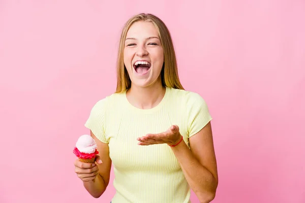 Jonge Russische Vrouw Eten Een Ijs Geïsoleerde Lacht Uit Luid — Stockfoto