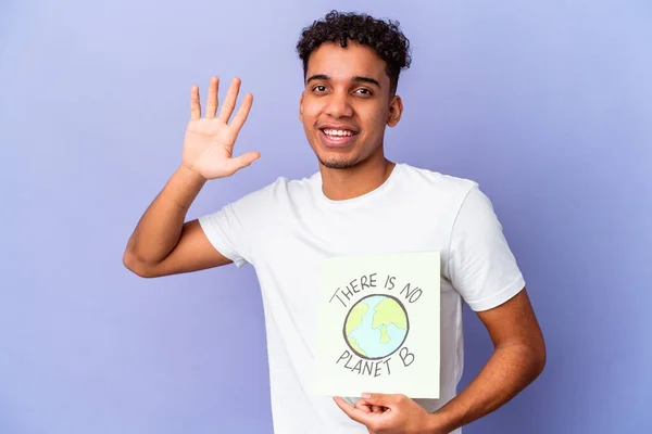 Jovem Afro Americano Encaracolado Homem Isolado Segurando Theres Não Planeta — Fotografia de Stock