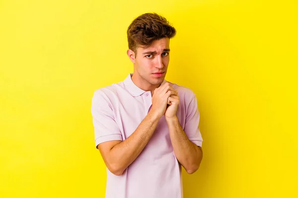 Young Caucasian Man Isolated Yellow Background Scared Afraid — Stock Photo, Image