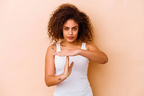 Joven Mujer Afroamericana Aislada Sobre Fondo Beige Mostrando Gesto Tiempo —  Fotos de Stock