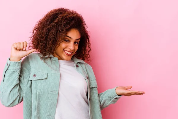 Jonge Afro Amerikaanse Vrouw Geïsoleerd Roze Achtergrond Houdt Kopieerruimte Een — Stockfoto