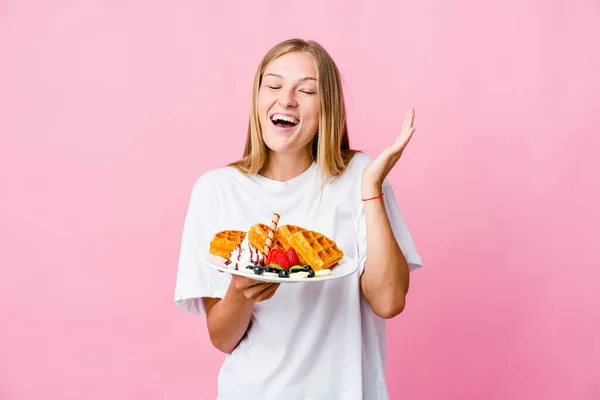 Genç Rus Kadın Waffle Yerken Neşeli Bir Şekilde Gülüyordu Mutluluk — Stok fotoğraf
