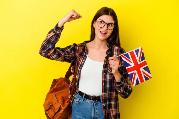 Jovem Estudando Inglês Isolado Fundo Rosa Levantando Punho Após Uma — Fotografia de Stock