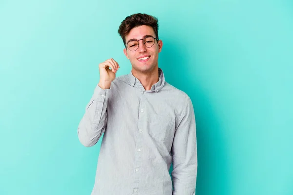 Νεαρός Καυκάσιος Άνδρας Απομονωμένος Μπλε Φόντο Γελώντας Για Κάτι Καλύπτοντας — Φωτογραφία Αρχείου