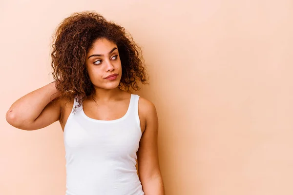 Ung Afrikansk Amerikansk Kvinna Isolerad Beige Bakgrund Röra Baksidan Huvudet — Stockfoto