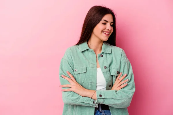 Mujer Joven Caucásica Aislada Sobre Fondo Rosa Sonriendo Confiada Con — Foto de Stock