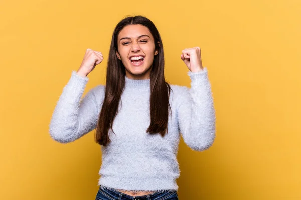 Mujer India Joven Aislada Sobre Fondo Amarillo Animando Despreocupada Emocionada — Foto de Stock