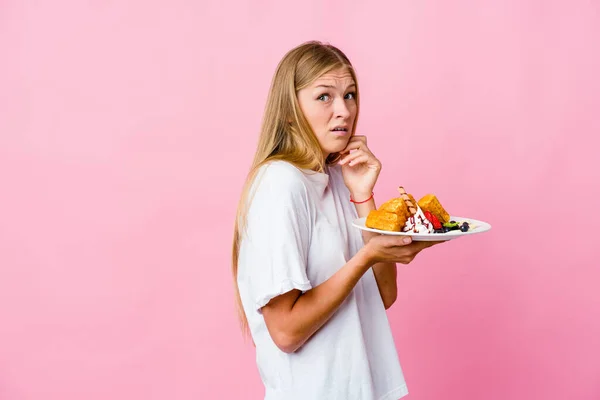 Mujer Rusa Joven Comiendo Waffle Aislado Asustado Asustado —  Fotos de Stock