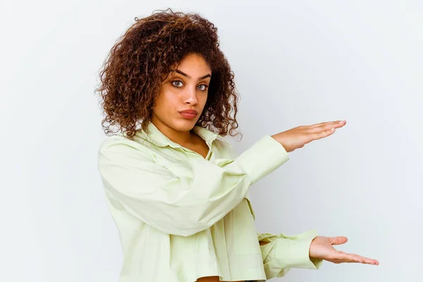 両手で何かを持っている白い背景に隔離された若いアフリカ系アメリカ人女性 製品プレゼンテーション — ストック写真