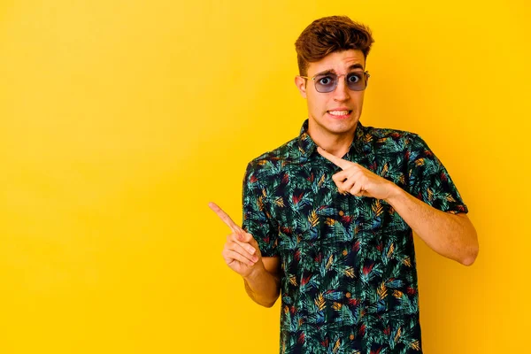 Jonge Blanke Man Draagt Een Hawaïaans Shirt Geïsoleerd Gele Achtergrond — Stockfoto