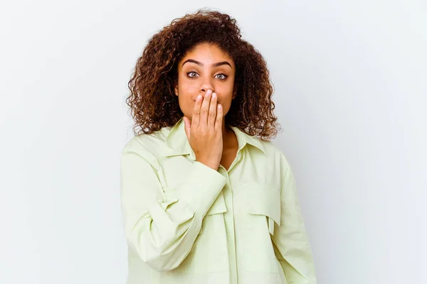 Junge Afrikanisch Amerikanische Frau Isoliert Auf Weißem Hintergrund Schockiert Mund — Stockfoto