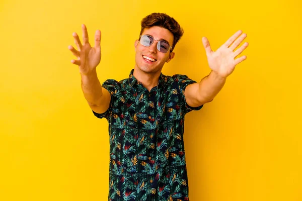 Junger Kaukasischer Mann Hawaiihemd Auf Gelbem Hintergrund Gibt Sich Selbstbewusst — Stockfoto