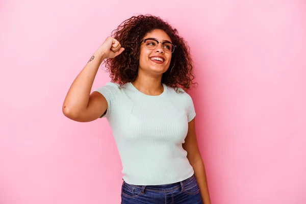 Mujer Afroamericana Joven Aislada Sobre Fondo Rosa Celebrando Una Victoria —  Fotos de Stock