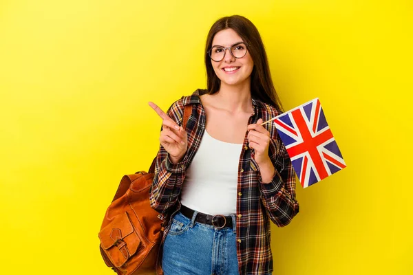 Mladá Žena Studuje Angličtinu Izolovanou Růžovém Pozadí Usmívá Ukazuje Něco — Stock fotografie