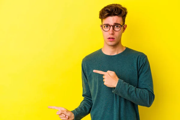 Νεαρός Καυκάσιος Άνδρας Απομονωμένος Κίτρινο Φόντο Σοκαρισμένος Δείχνοντας Δάχτυλα Του — Φωτογραφία Αρχείου