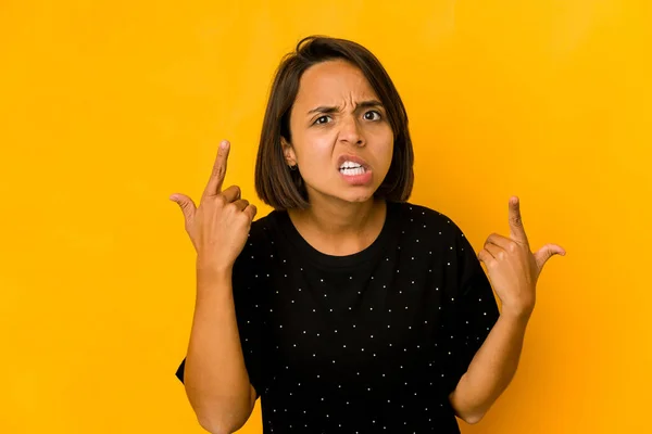 Ung Latinamerikansk Kvinna Isolerad Gult Visar Besvikelse Gest Med Pekfingret — Stockfoto