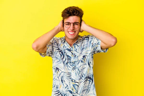 Jonge Blanke Man Geïsoleerd Gele Achtergrond Bedekt Oren Met Handen — Stockfoto