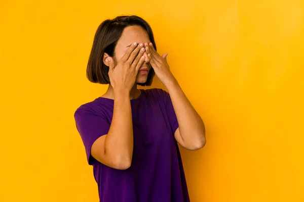 Mulher Hispânica Jovem Isolada Olhos Cobertura Medo Amarelos Com Mãos — Fotografia de Stock