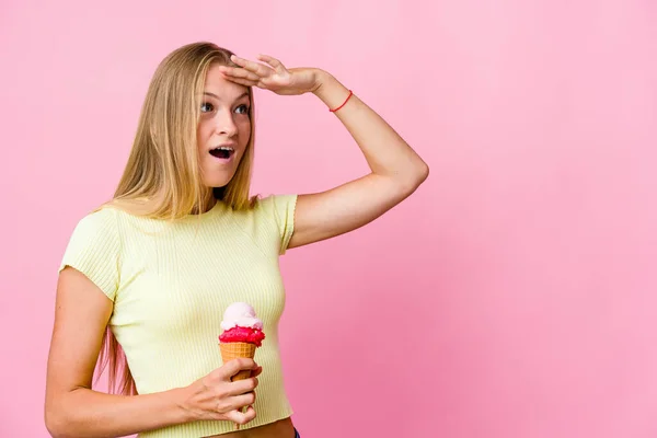 Jeune Femme Russe Mangeant Une Crème Glacée Isolée Regardant Loin — Photo