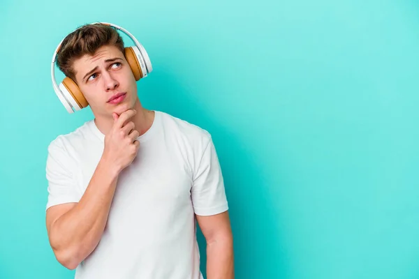 Giovane Uomo Caucasico Che Ascolta Musica Con Cuffie Isolate Sfondo — Foto Stock